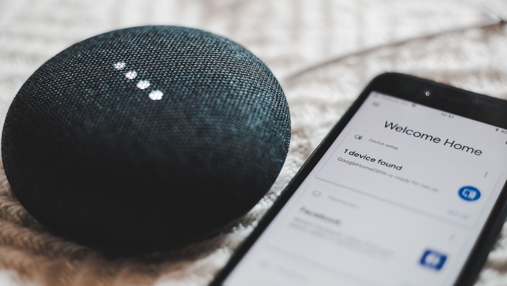 Google Home og en mobil