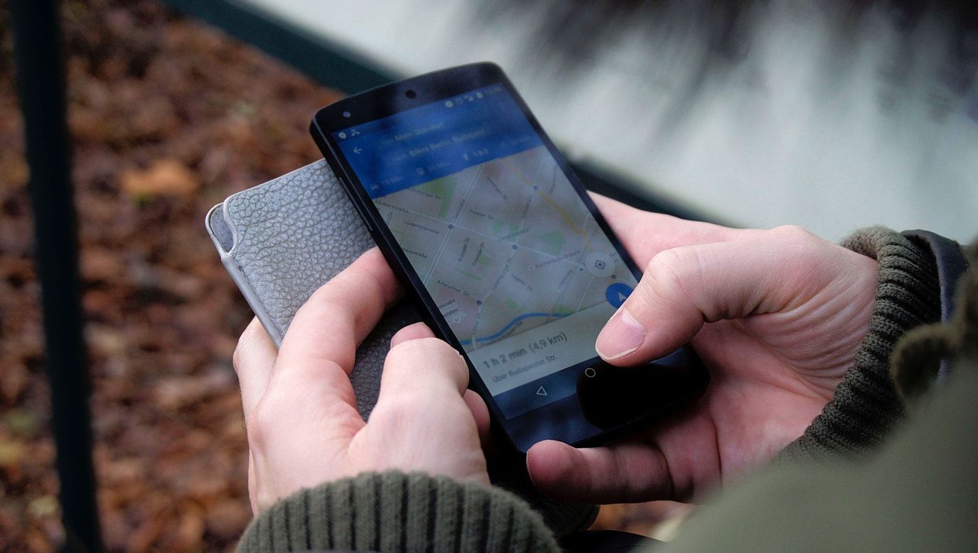 Mann som bruker google min bedrift for å finne adresse på mobil