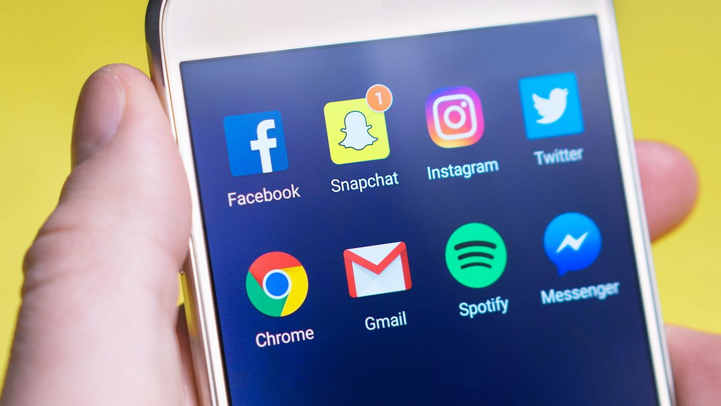 Mobil som viser appene for sosiale medier
