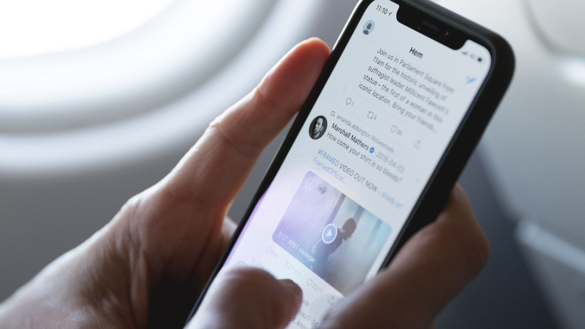 Person som navigerer seg på twitter